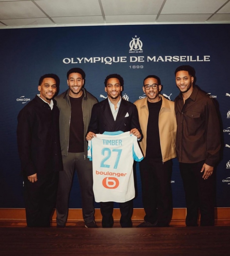 星空体育app-一共五兄弟！朱利安·廷伯参加双胞胎昆滕·廷伯加盟马赛签约仪式