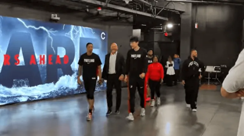 杨瀚森赛后与总经理克罗宁拥抱沟通，全程无翻译陪同